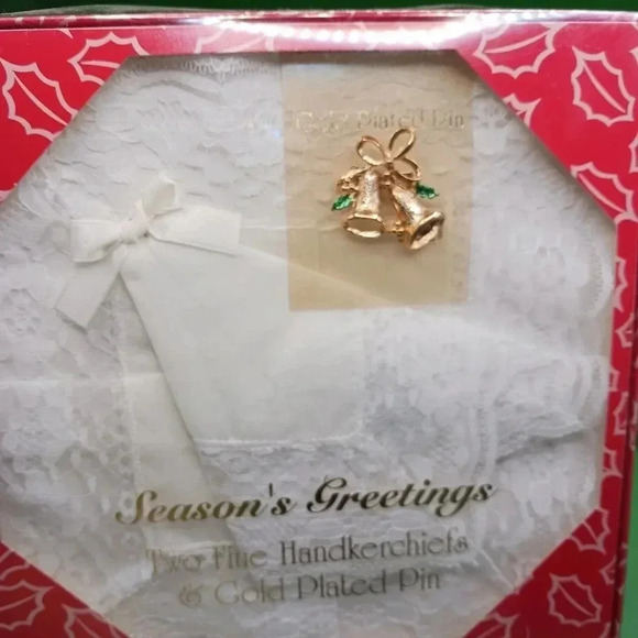 Greeting season's vtg handkerchiefs & gold plated tree & bells pin set of 3 - Picture 10 of 11